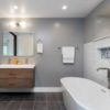 Design badkamer met glazen douche en houten kast