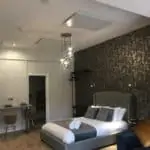 Herschel Select XL Witte panelen plafondmontage in een slaapkamer